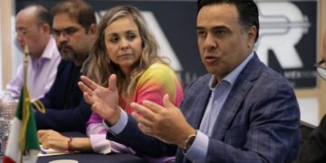 Luis Nava presenta estrategia contra la pobreza ante la CANACO