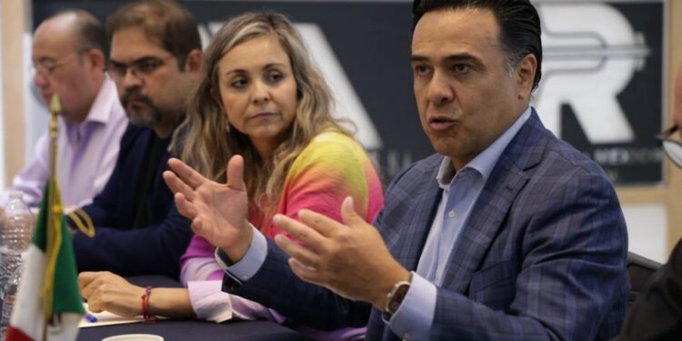Luis Nava presenta estrategia contra la pobreza ante la CANACO