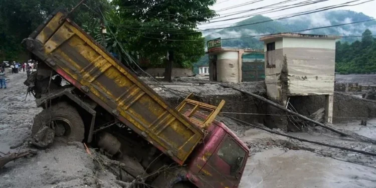 Inundaciones repentinas en la frontera de Nepal y el Tíbet dejan 353 muertos