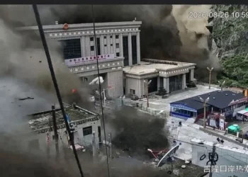 Dejan deslaves al menos 95 muertos en Nepal