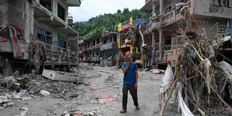 Alud en Nepal y China deja más de 900 muertos y 4 mil desaparecidos