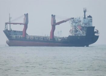 Afirma EAU que Irán atacó con proyectil a petrolero de Ormuz