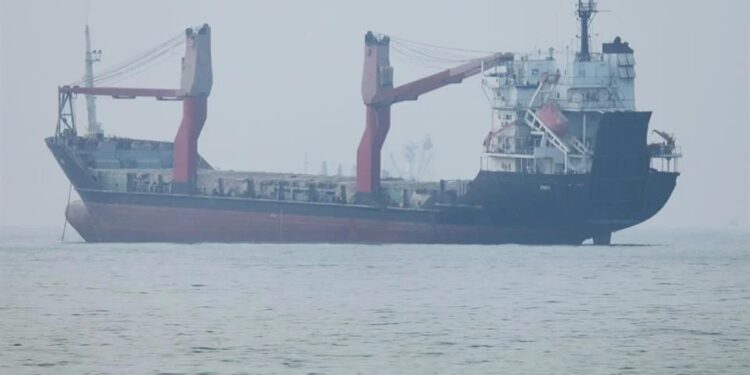 Afirma EAU que Irán atacó con proyectil a petrolero de Ormuz