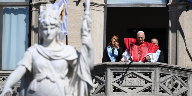 El Papa León XIV junto a los Capitanes Regentes de San Marino, Alice Mina y Vladimiro Selva, saluda a los fieles desde el balcón del Palacio Público en San Marino