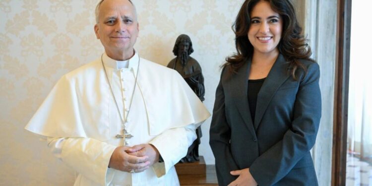Papa León XIV se reúne con la mexicana María Montserrat Alvarado
