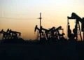 Sube crudo más de 2% ante amenaza de Trump a socios de Irán