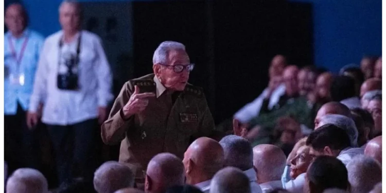 Reaparece Raúl Castro en público en homenaje a Fidel