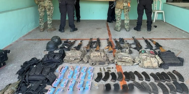 Elementos de la Secretaría de Marina y la SSPC detuvieron a ocho personas y decomisaron armamento, incluyendo 11 armas largas y equipo táctico