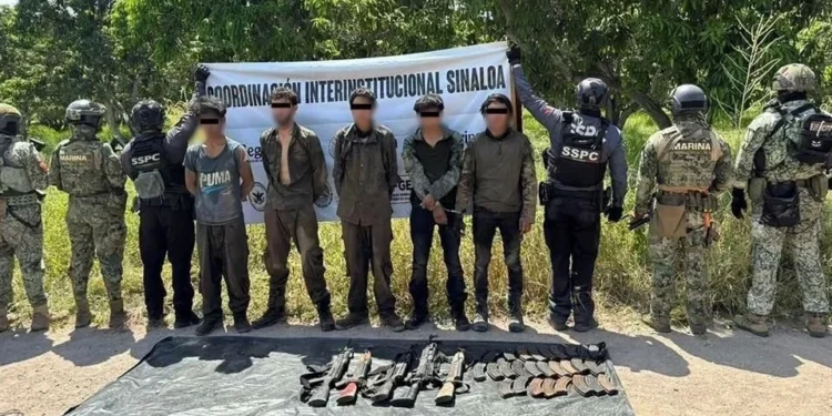 Fuerzas federales detienen a ocho personas y aseguran arsenal en Sinaloa
