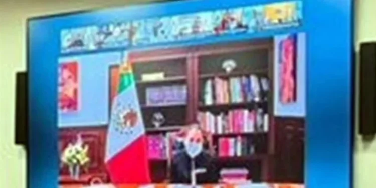 En la imagen, la Presidenta aparece en su despacho de Palacio Nacional con un cubrebocas
