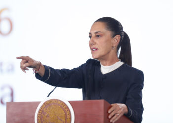 Sheinbaum propone que aspirantes a la Presidencia y gobernadores renuncien a doble nacionalidad