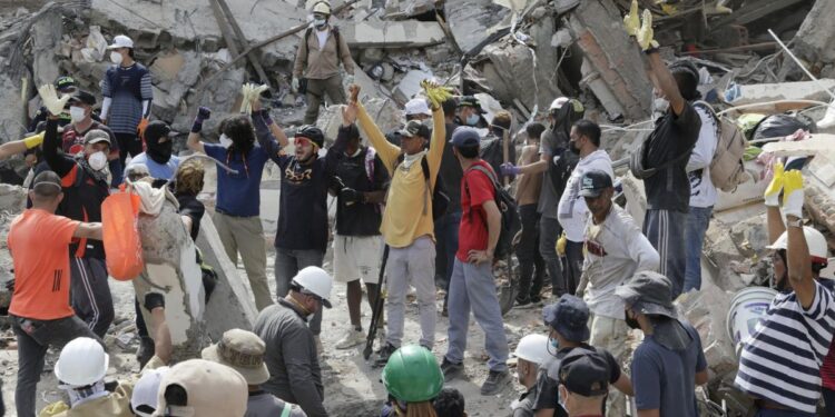 Topos Azteca llegan a Colombia para el rescate de personas atrapadas por el sismo
