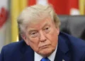 Amaga Trump a Omán con bombardearlo si pacta con Irán