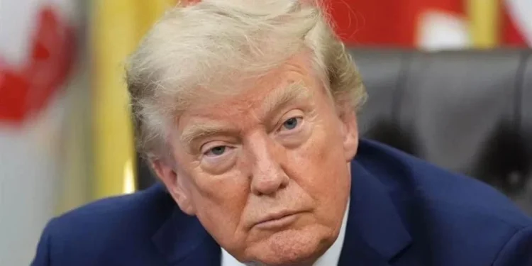 Amaga Trump a Omán con bombardearlo si pacta con Irán