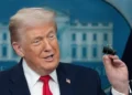 Anuncia Trump aranceles del 50% a autos y al acero de Canadá
