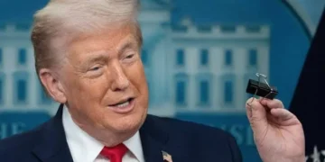 Anuncia Trump aranceles del 50% a autos y al acero de Canadá