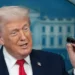 Anuncia Trump aranceles del 50% a autos y al acero de Canadá