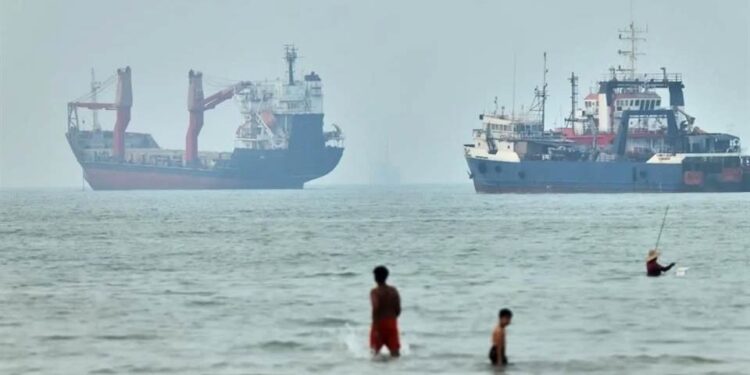 Donald Trump advierte destrucción a barcos que minen el Estrecho de Ormuz