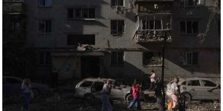 Ataques rusos en Kiev matan a 16 personas y exponen escasez de defensa aérea