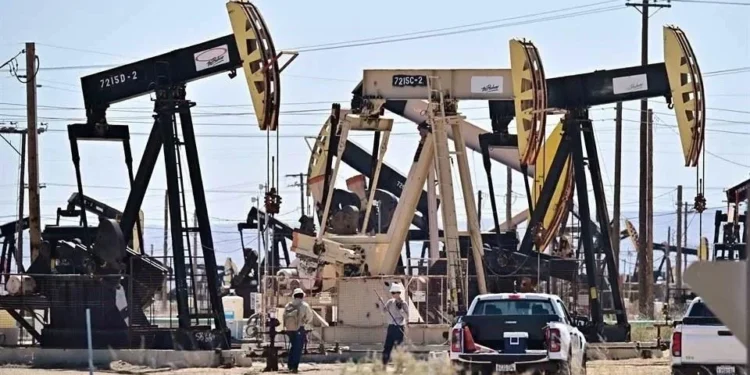 Caen precios del crudo otro 4% y el WTI ronda los 76 dólares