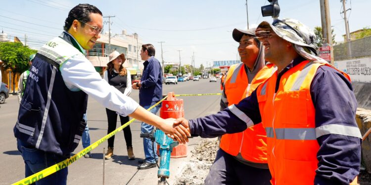 Construyen nueva parada de autobús en Avenida Candiles, Corregidora