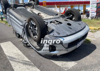 Choque con volcadura en el boulevard de La Nación y Sombrerete