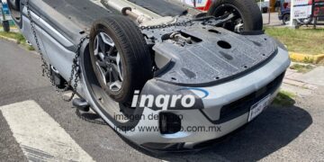 Choque con volcadura en el boulevard de La Nación y Sombrerete