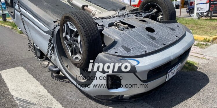 Choque con volcadura en el boulevard de La Nación y Sombrerete