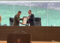 Develan en congreso letras doradas con frase “Ejército Mexicano: Patria, Honor y Lealtad”