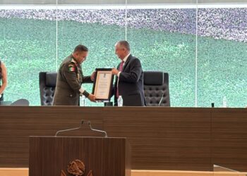 Develan en congreso letras doradas con frase “Ejército Mexicano: Patria, Honor y Lealtad”