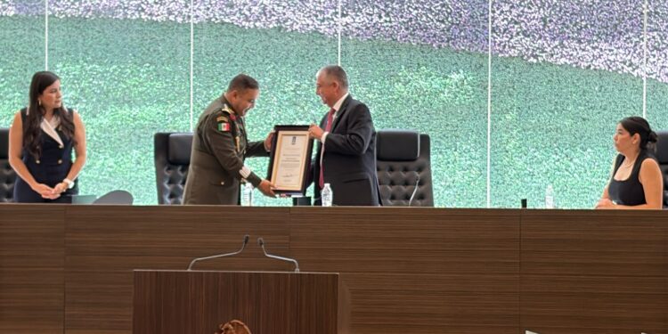 Develan en congreso letras doradas con frase “Ejército Mexicano: Patria, Honor y Lealtad”