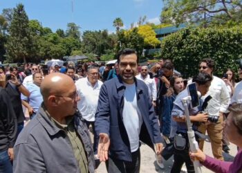 Pese a manifestación, Máynez encabezó conferencia en la UAQ