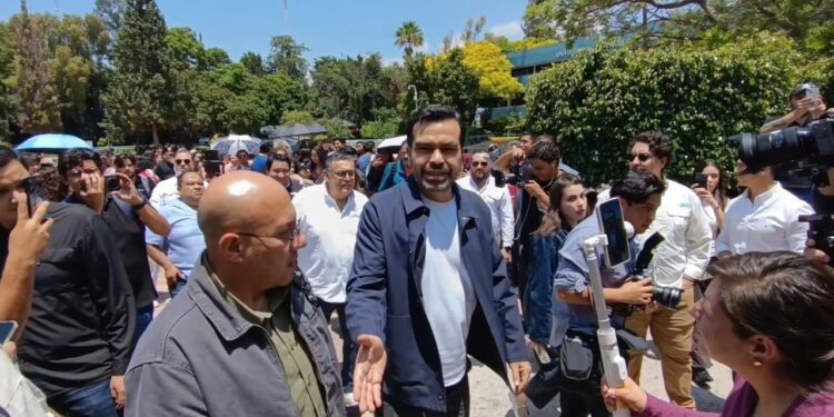 Pese a manifestación, Máynez encabezó conferencia en la UAQ