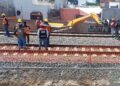 Excavadora termina volcada durante obras del Tren México-Querétaro y daña muro y malla