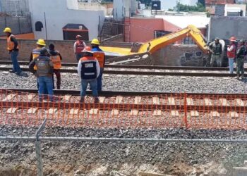 Excavadora termina volcada durante obras del Tren México-Querétaro y daña muro y malla