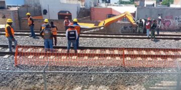 Excavadora termina volcada durante obras del Tren México-Querétaro y daña muro y malla
