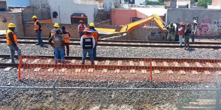 Excavadora termina volcada durante obras del Tren México-Querétaro y daña muro y malla