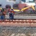 Excavadora termina volcada durante obras del Tren México-Querétaro y daña muro y malla