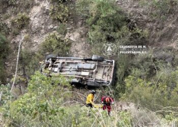 Muere una persona al caer con su vehículo a un barranco en Vizarrón, Cadereyta de Montes