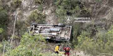 Muere una persona al caer con su vehículo a un barranco en Vizarrón, Cadereyta de Montes