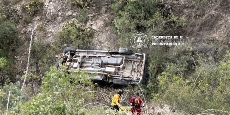 Muere una persona al caer con su vehículo a un barranco en Vizarrón, Cadereyta de Montes