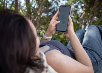 “Contractura digital”: el riesgo físico detrás del uso excesivo de dispositivos, advierte UAQ