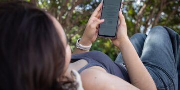 “Contractura digital”: el riesgo físico detrás del uso excesivo de dispositivos, advierte UAQ