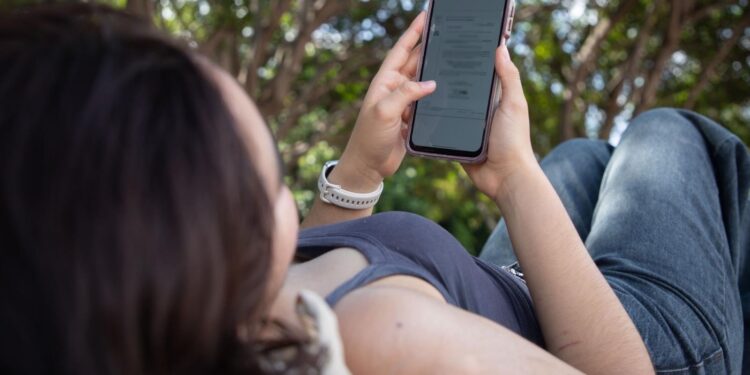 “Contractura digital”: el riesgo físico detrás del uso excesivo de dispositivos, advierte UAQ