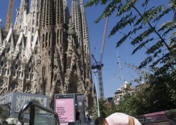 La Sagrada Familia desde las escaleras del metro