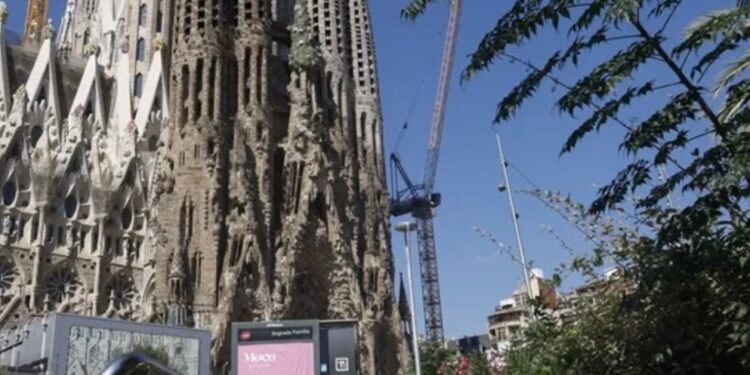 La Sagrada Familia desde las escaleras del metro