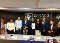 Firma escrituras ganador del Premio al Policía 2024 en CANACO