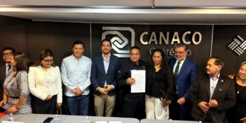 Firma escrituras ganador del Premio al Policía 2024 en CANACO