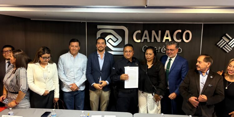 Firma escrituras ganador del Premio al Policía 2024 en CANACO