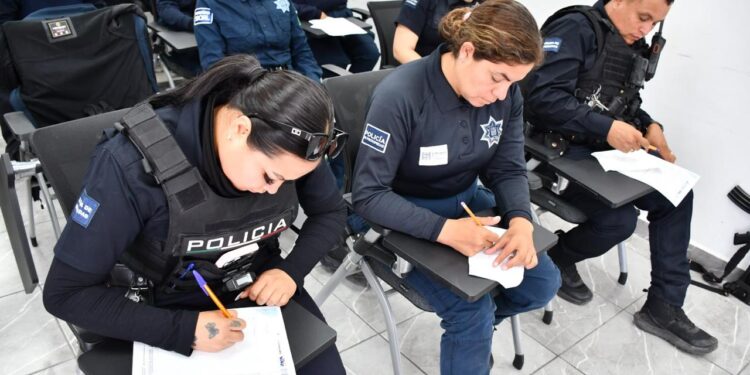 Policías de El Marqués reciben capacitación en salud mental y comunicación